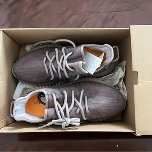 Yeezy 350 boost V2 light pink/blush never worn *NEW*